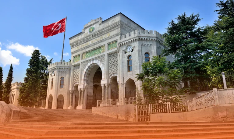 ما الفرق بين الجامعات الحكومية والخاصة في تركيا